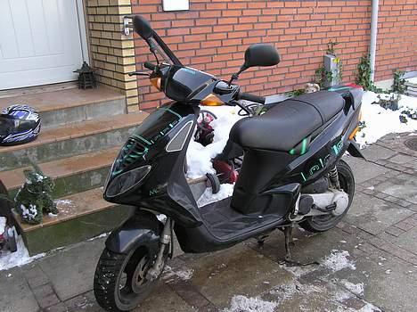 Piaggio NRG SOLGT! - da jeg fik den så den sådan ud samme dag blev sidespejlene fjernet.. billede 2