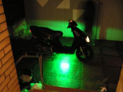 Piaggio NRG SOLGT! - havde et grønt neon rør opppe under den det gik i stykker da den skulle have skiftet krumptap man skal åbentbart ikke sætte den op på en ølkasse... billede 3