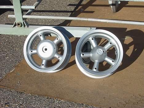 Aprilia rally  - da de er blevet sandblæst og malet billede 5