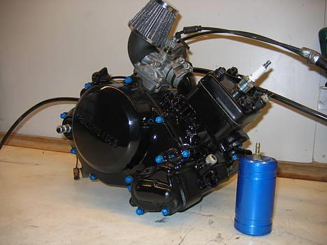 Suzuki Smx projekt FØR. - Min ny malede motor med blå skruer g stort filter og min flotte perlemors blå indsugnings forstærker. billede 1