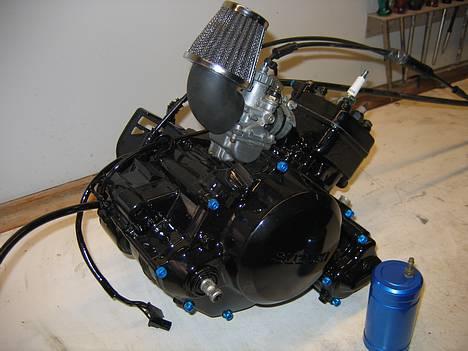 Suzuki Smx projekt FØR. - Min ny malede motor med blå skruer g stort filter og min flotte perlemors blå indsugnings forstærker. billede 2