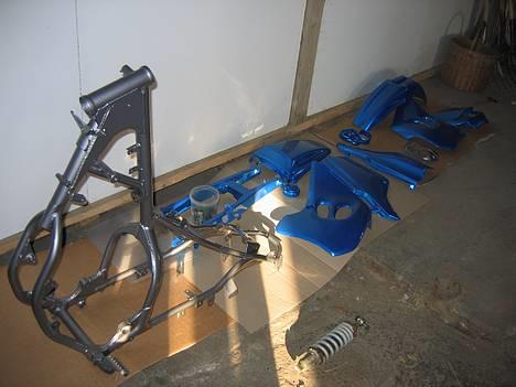 Suzuki Smx projekt FØR. - skjolde efter autolaker.. tar dem ud i lyset en anden dag... sølv farvet stel med guld perlemor og alle de andre er metallicblå med grøn og violet perlemor.. billede 3