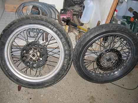 Suzuki Smx projekt FØR. - er gået igang med og højglans polere for fælg og næsten færdig.. bagfælg mangler jeg.. billede 6