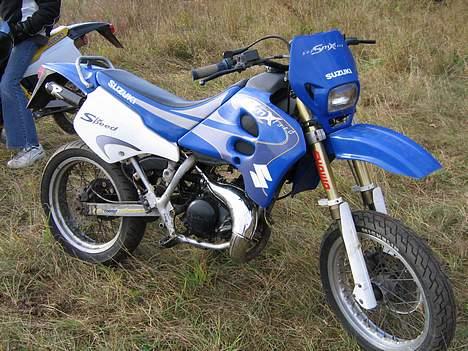 Suzuki Smx projekt FØR. - ´smx før med pæne std skjolde.. de er bevaret og sat over på rmx.. billede 7