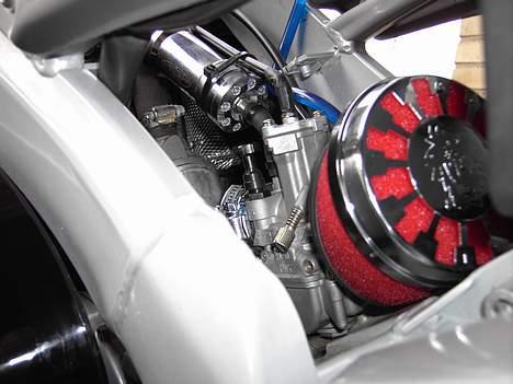 Aprilia RS 50 Diablo - Stage 6 karburator 28mm Fladsspjælds halfmoon(d-spjæld) med poleret indsuning og powerjet dyse billede 3