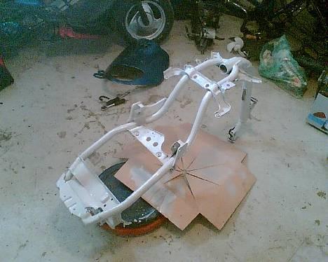 Yamaha jog fs/custom 62% - fået rust grunder, nu skal den bare have lidt mere grunder og så malles blank hvid,, billede 8