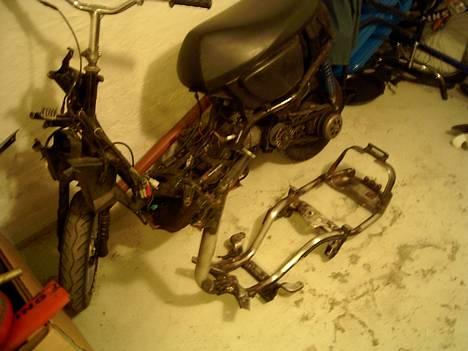 Yamaha jog fs/custom 62% - stelet ved siden af evo spacen.. billede 17