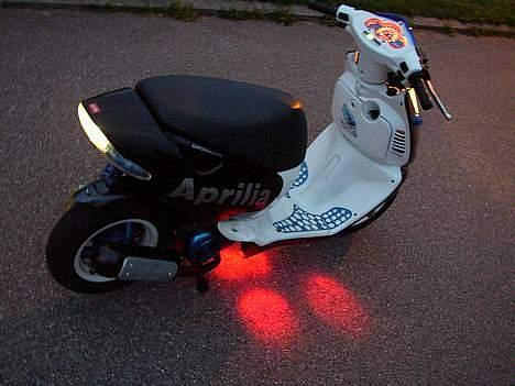 Aprilia Sonic - Og her med de røde dioder under bunden billede 7