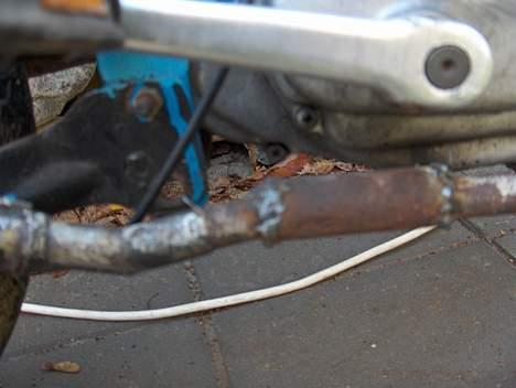 Honda Amigo U-sidevogn - forrøret knækkede pga. ekstra legemet på udstødningen... :P men det er klaret af de to gør det selv mænd fra henholdsvist Esbjerg og Vejle billede 7