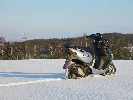 Aprilia Sonic (Solgt) - Sådan ser den ud nu.. Mangler lige de sidste små dele.. Men smukt billede ikk? :P billede 20