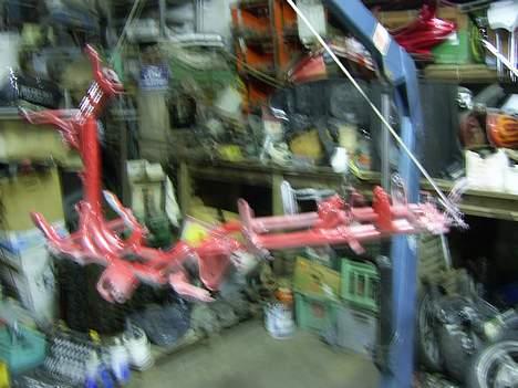 PGO PMX (Stylingsprojekt) - Så fik den lige en let gang rød maling for lige at se om farven var som den skulle :-) Så skal den bare ha det sidste dækkene lag og en gang klarlak eller 2 ;-P billede 6