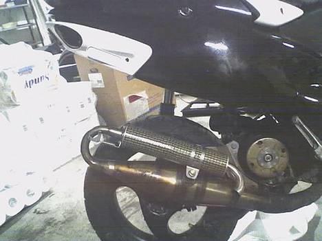 Piaggio NRG >motor smadret< - Det ser godt ud at orginal tank er fjernet, mangler aluminiums pladen. billede 1