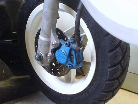 Yamaha jog byttet til sonic.. - sonic forgaffel og fælg.. med skivebremse, meget bedre end trumle.. billede 2