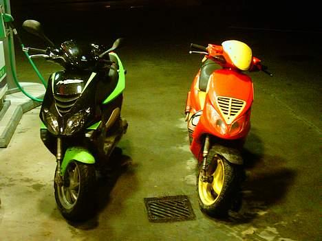 Piaggio NRG Power - Min nrg og en af mine venners fede nrg... Den er hurtig..!! Hobro´s fedeste....  billede 4