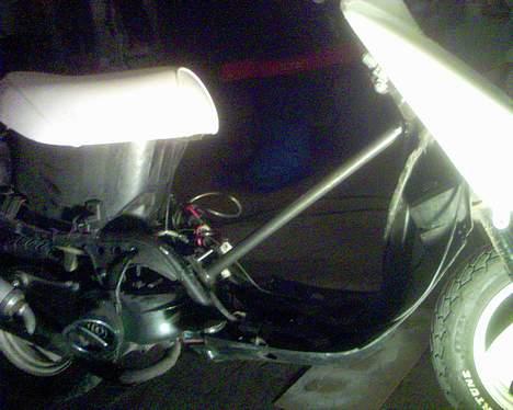 Yamaha Jog(MHR) Byttet til Aerox - der kommer huller i skjoldene så den kan sidde der, og den bliver lakeret hvid. Man kan pille den af og på uden besvær . billede 18