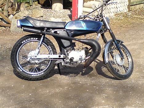 Yamaha fs-1 4 gear k1<3 solgt<3  - sådan står den nu... den ser nice ud i sollys... billede 5