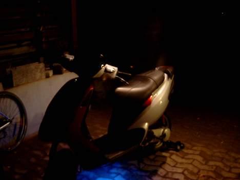 Piaggio NRG Mc3 [Byttet til SFX] - Taget om aftenen, med neon... Ikke så tydeligt da der er lys i baggrunden billede 8