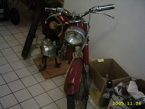 Honda CD50 *Honney* - gaffa tape der hænger ned... den tidligere ejer der har været igang.. billede 3