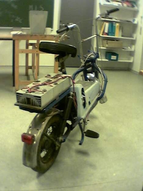 Solo-Electra   - Transistorene på bagagebæren til motoren... (Taget med min mobil (Nokia 7650) billede 4