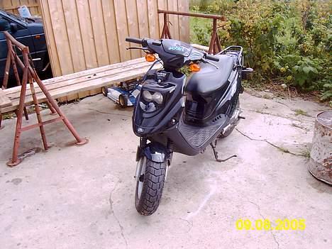 PGO Hot50 Team Ekspres - Check lige plæneklipperen i baggrunden! billede 1