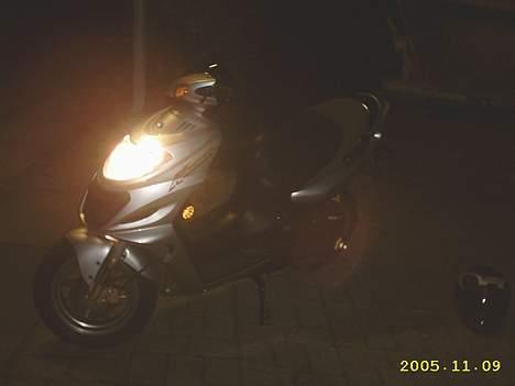 Suzuki Katana - Ved godt billederne er mørker men der kommer flere imorgen! :-) Stem hende ind! billede 4