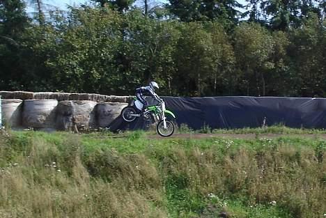 Kawasaki kx 125cc solgt - Ja her har vi en meget dårlig landing men det ser da sjovt ud ikke  billede 7