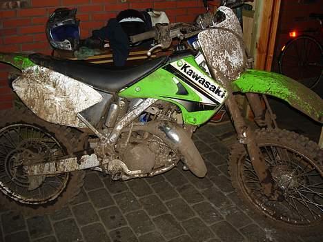 Kawasaki kx 125cc solgt - ja sådan kan den også se ud efter træning billede 8