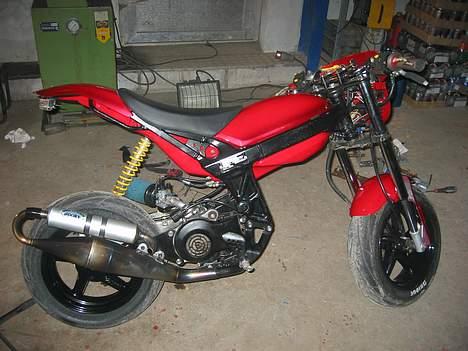 Suzuki street magic projekt - efter alle skjoldene er kommet på billede 9