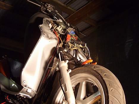 Yamaha Jog R - Racing - Solgt  - Dioder bliver sat på  billede 14