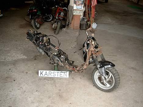 PGO PMX (Stylingsprojekt) - Lige sat forgaffelen på løst. (Tog den af henne ved min kammi jeg byttede med Puchen for), for at vi ku ha den på Peugeot SCen som han købte af mig, og på PGO Cometen (som da kørte uden skjolde). Også kørte vi endda forbi en patruljevogn på vejen :-D hehe billede 8