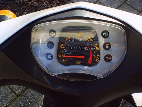 Suzuki Estilette - Har købt ny speedo med lys grå bagrund, i stedet for sort som std (ødelagde det gamle) billede 5