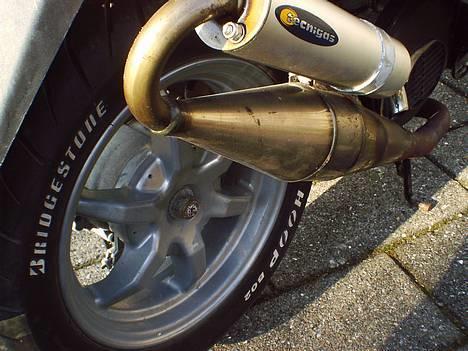 Suzuki Estilette - En Technigas udstødning (billigt lort, og skod) og så det hvide dækskrift. Et godt råd, brug rette blæk til at optegne med, og så kan du kratte det overskydende blæk af. billede 7