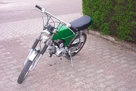 Yamaha 4g (Solgt for 5600 kr...) - Jaa... Dråberne under den er fordi karburatoren er oversvømmet, ellers ikke noget den gør normalt. billede 1