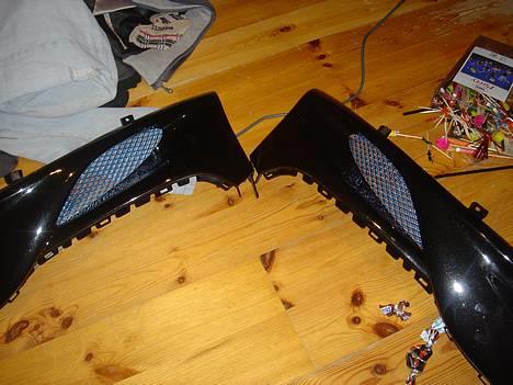 Yamaha Jog R - Solgt - Bundskjolde med 2 slags gitter limet fast oven på hinanden, skaber et specielt mønster (har ikke set det på andre scootere) billede 6