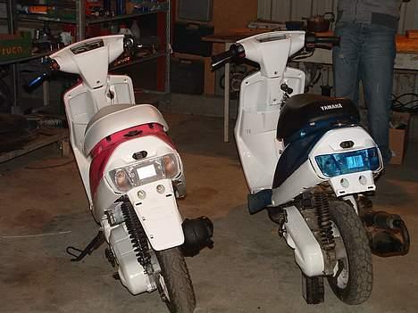 Yamaha jog - Kærestens scooter, ved siden af (: billede 7