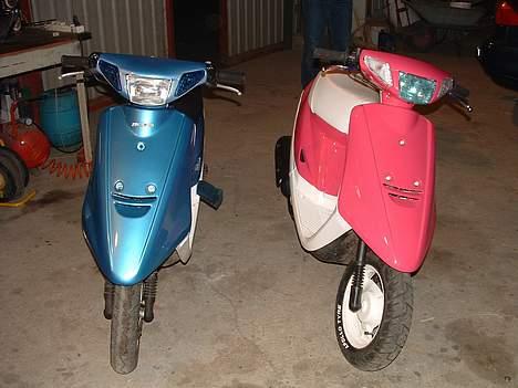 Yamaha jog - Kærestens scooter, ved siden af (: billede 8