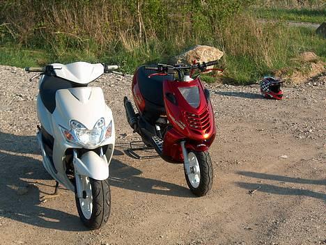 Aprilia sonic LC  (SOLGT) - Her er min og min ven´s rigtig fede jog r vi kunne desværre ikke fange hans fede farve.. men den skal ses i virkelig heden uhha den er nice :D billede 12