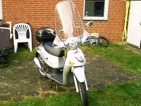 Kymco people - jeg har fået box og vindskjold på billede 8