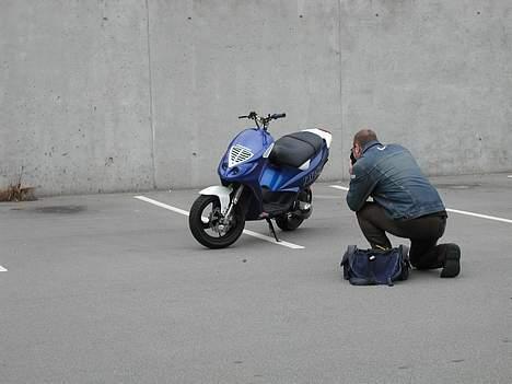 Piaggio NRG Mc 3 Ac - Vmax´s chef redaktør Henke der tager billedet:D billede 4