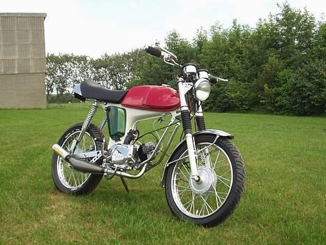 Yamaha 4 gear K1 - Midledtidlig tank, men skjolde og forlygte har den rigtige farve,. billede 1