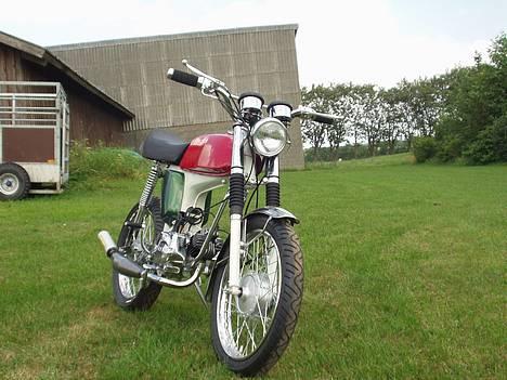 Yamaha 4 gear K1 - Midledtidlig tank, men skjolde og forlygte har den rigtige farve,. billede 2