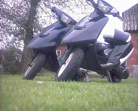 Yamaha Jog =  SOLGT!!!  :S  - miG og min ven^s JOG! fra skolen  LIE=lyngs  billede 1