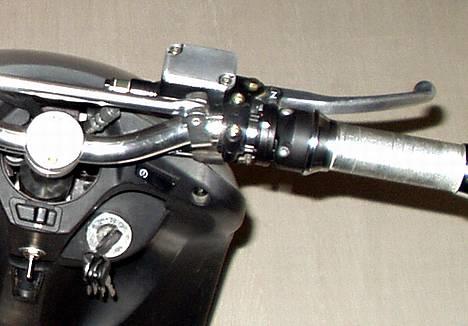 Yamaha Neos SOLGT - Poleret bremsebeholderdæksel og styrmonteret choker samt knappen til neonlyset. billede 6