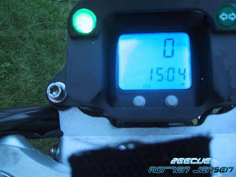 Sachs Madass - Solgt - Her kan man se se speedometeret, som viser tiden, som man kan se er der meget blåt lys i det billede 1
