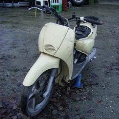 Aprilia Scarabeo "hugget op"