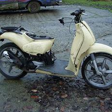 Aprilia Scarabeo "hugget op"