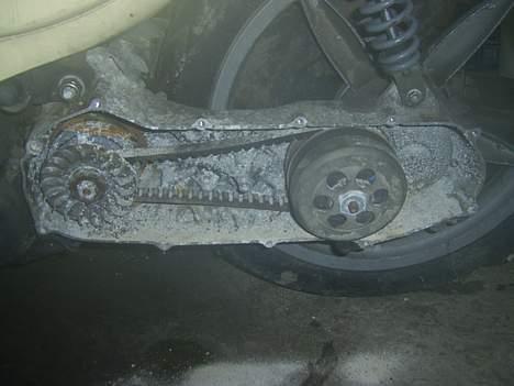 Aprilia Scarabeo "hugget op" - Damn den var godt mulden/irret :-D Blev da også nød til at tage motoren af for st alå stempelet fri af cyllen :-S billede 5