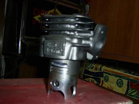 Aprilia Scarabeo "hugget op" - Ja der er ik gjort noget ved cyllen siden fabrikken lavede den (NY), men hvis den med 48mm stempel/boring kun har en slagvolume på 49ccm (lovlig) så er det eddermanme en kort slaglængde :-O (eller er du stadig ik tilfreds?) billede 6