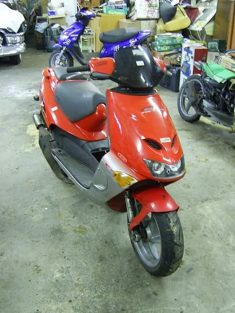 Aprilia SR50 WWW (AC & SD) - Søges: Låg over batteri, Forlygte glas og evt speedo og højre blinklygteglas :-) billede 1