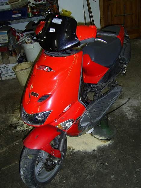 Aprilia SR50 WWW (AC & SD) - Sådan står den pt, da jeg er ved at skifte lejerne i motoren... billede 5